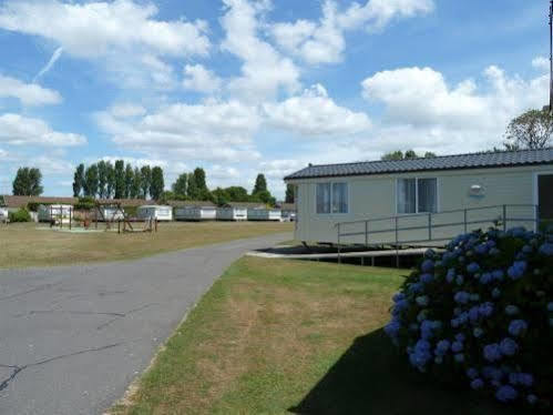 Copthorne Caravans Hotel Merston Exterior foto