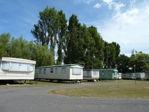 Copthorne Caravans Hotel Merston Exterior foto